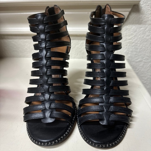 Coach
6 1/2 
Black heels
good condition - Picture 3 of 4